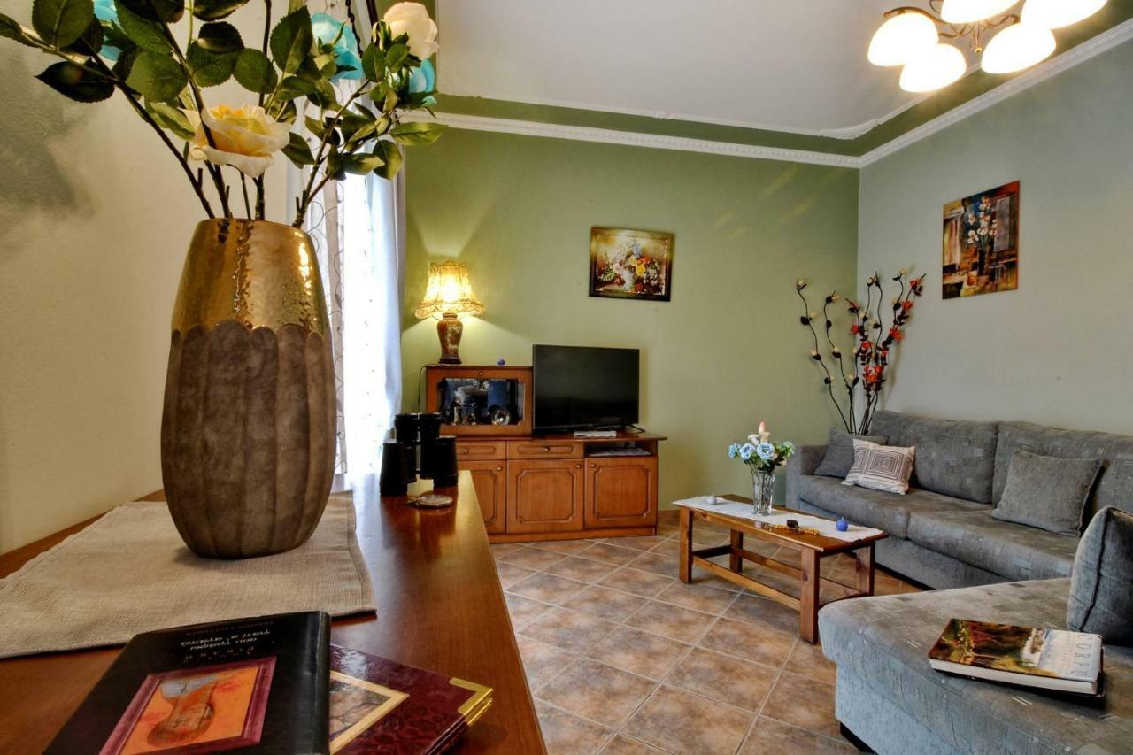 Angela Pool Apartment